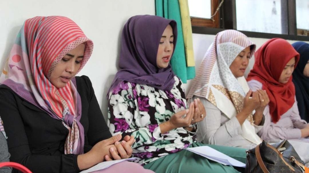 Para ibu dalam suatu pengajian sedang berdoa. (Foto: dok/ngopibareng.id)