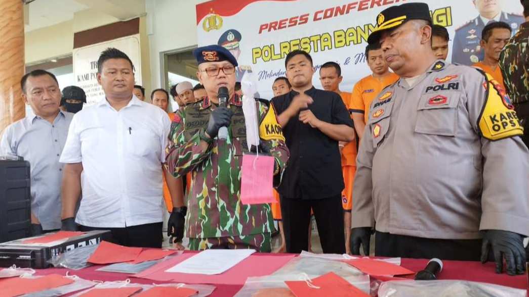 Kapolresta Banyuwangi Kombespol Deddy Foury Millewa menunjukkan barang bukti celurit yang disita dari pelaku. (Foto: Muh. Hujaini/Ngopibareng.id)