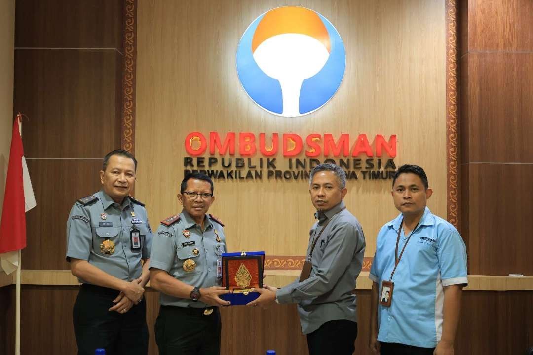 Kakanwil Kemenkumham Jatim, Heni Yuwono (dua kiri) saat bertandang ke Kantor Perwakilan Ombudsman RI Jatim, Selasa 24 Oktober 2023. (Foto: Humas Kemenkumham Jatim)