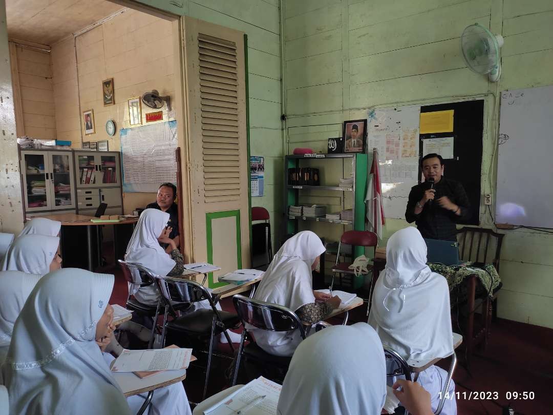 Ahmad Mustakim, Komisioner KPU, menjadi pemateri di SMP Plus Insan Gemilang. (Foto: ist)