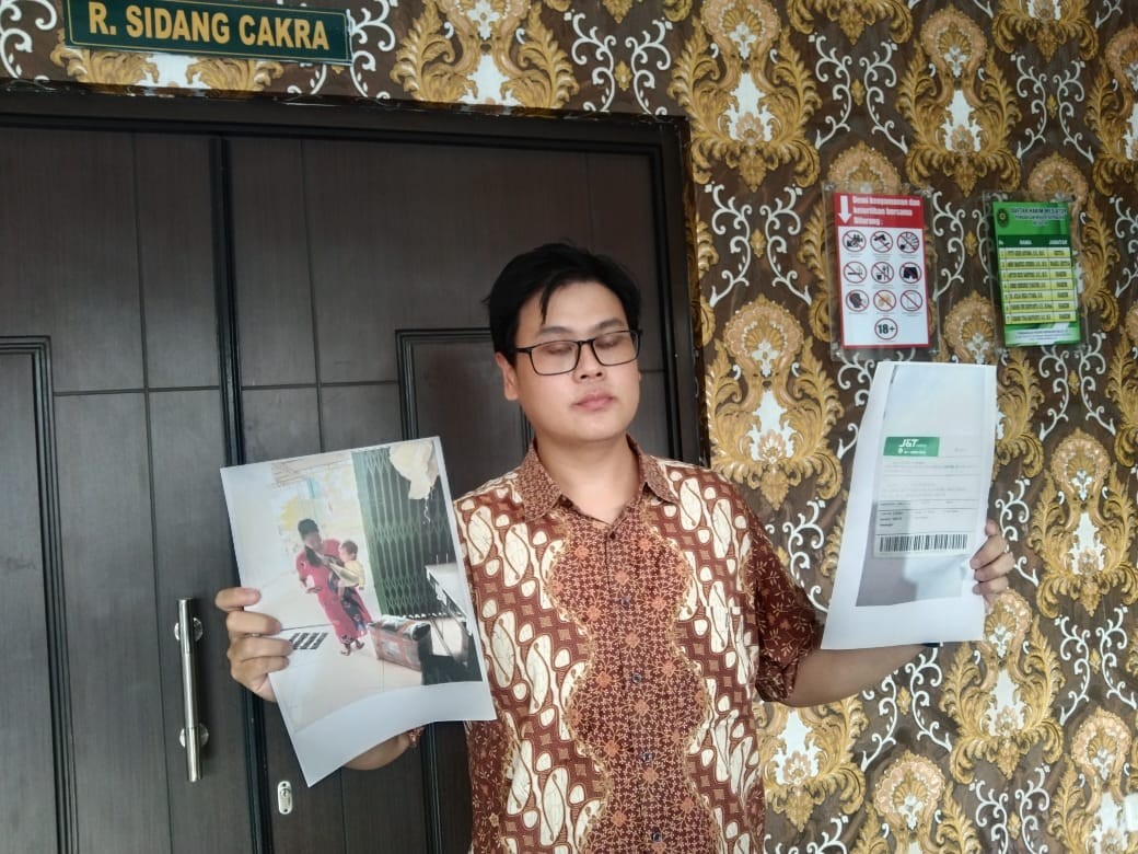 Robby Gunawan saat melakukan gugatan ke Pengadilan Negeri Kepanjen terhadap J&T Cargo (Foto: Lalu Theo/Ngopibareng.id)