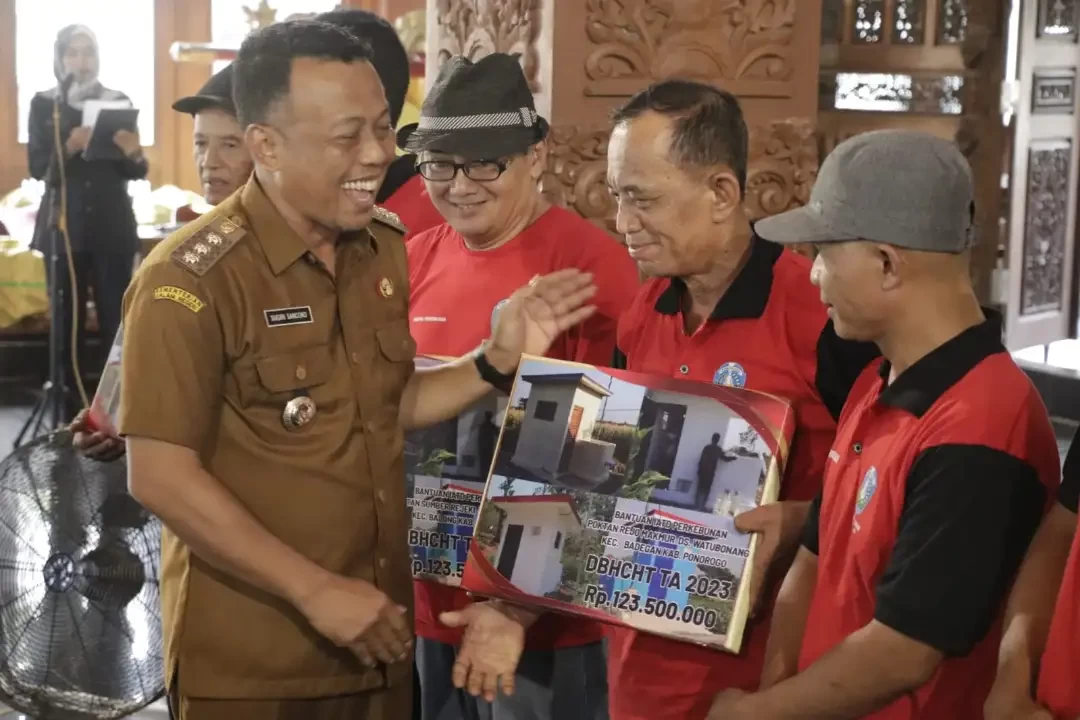 Bupati Ponorogo Sugiri Sancoko saat penyerahan Dana Bagi Hasil Cukai Hasil Tembakau (DBHCHT) kepada petani tembakau Ponorogo di Pendopo Agung Pemkab Ponorogo, pada Senin 13 November 2023. (Foto: kominfo ponorogo)