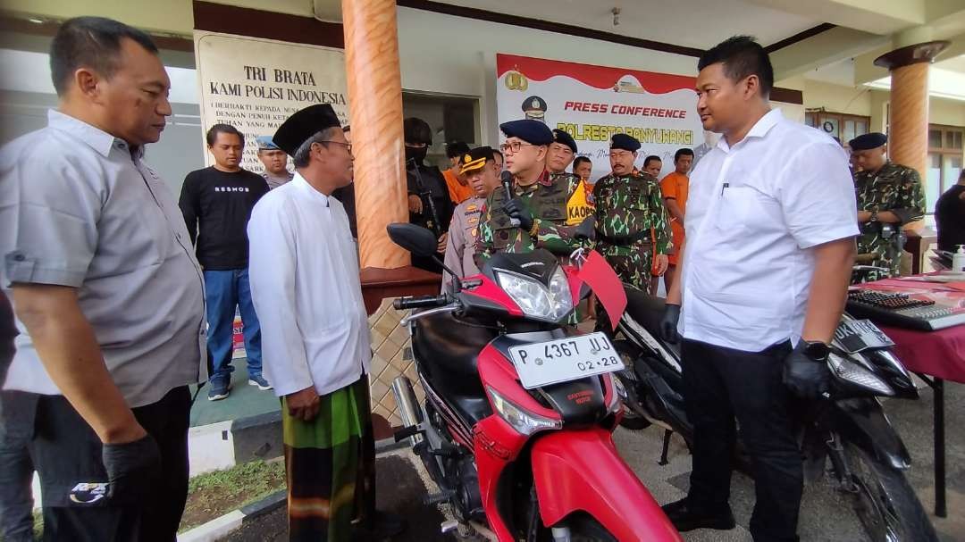 Kapolresta Banyuwangi, Kombespol Deddy Foury Millewa menyerahkan sepeda motor kepada Ustaz Abdus Somad. (Foto: Muh Hujaini/Ngopibareng.id)