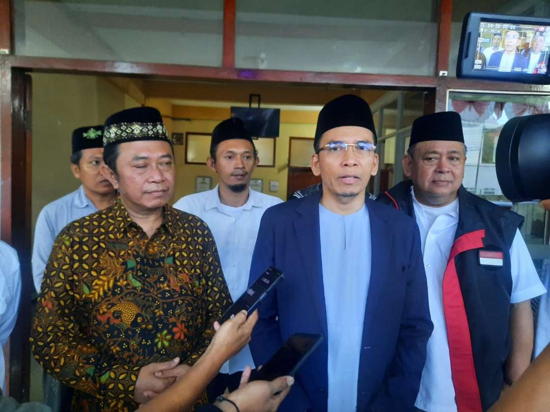 TGB (tengah) dan Luki Hermawan (kanan) silaturahmi ke Ponpes Nurul Jadid dan Miftahul Ulum Situbondo, Jawa Timur, terkait pencapresan pasangan Ganjar-Mahfud. (Foto: Alief Sambogo/Ngopibareng.id)