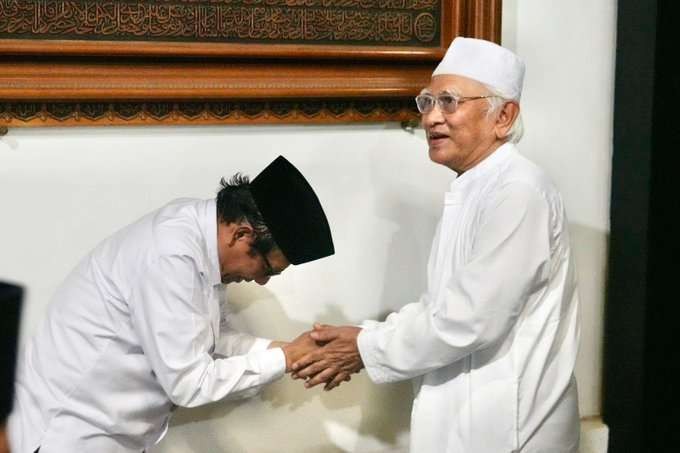 Foto Mahfud MD bertemu dengan KH Mustofa Bisri atau Gus Mus di di Ponpes Raudhatut Tholibin, Leteh, Rembang.pada 13 Novemver 2023. (Foto: twitter @mohmahfudmd)