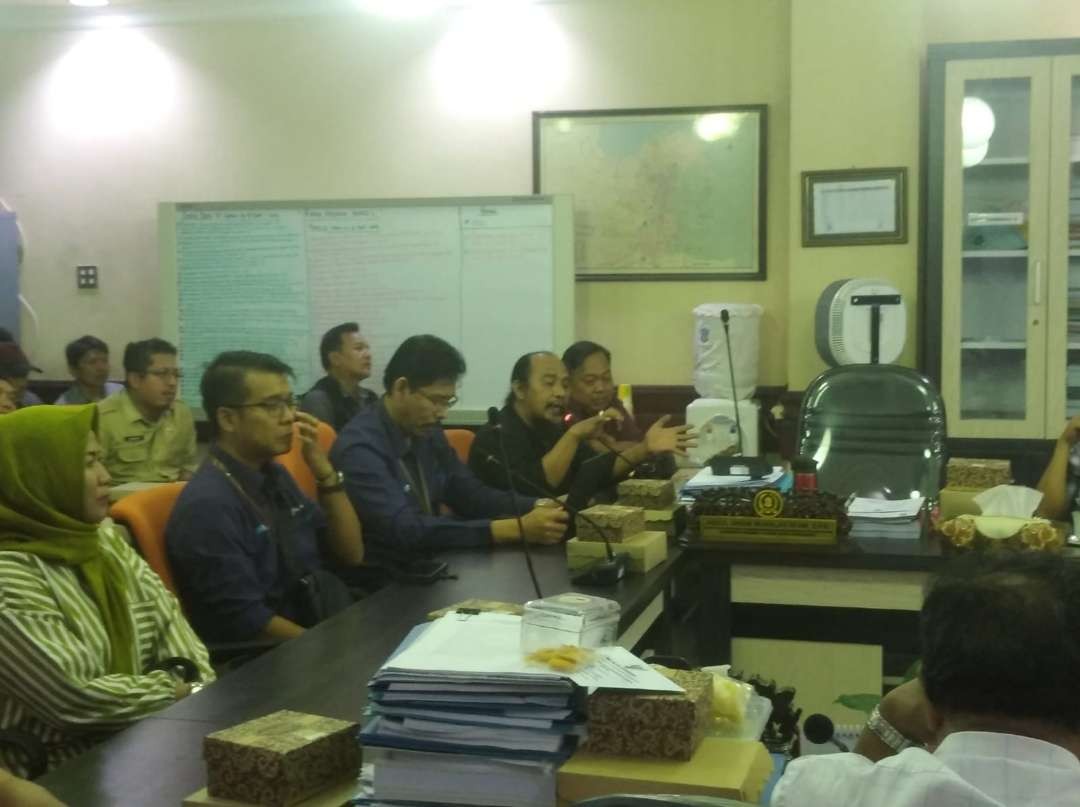 Koordinator Rusunawa Tanah Merah, Arwani (berbaju hitam), sedang menyampaikan pendapatnya saat Rapat Aspirasi yang bertempat di Komisi C DPRD Kota Surabaya. (Foto: Julianus Palermo/Ngopibareng.id)