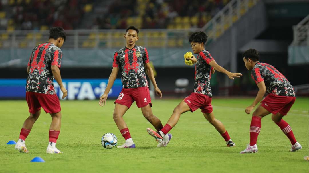 Pemain Timnas U-17 saat menjalani pemanasan jelang laga melawan Panama di Surabaya. (Foto: LOCWCU17/NFL)