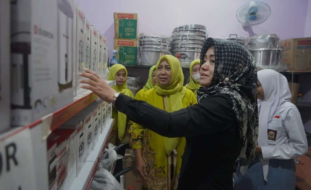 Bupati Ikfina cek produk lokal warga Mojokerto.(Foto: Dok Kominfo Mojokerto)