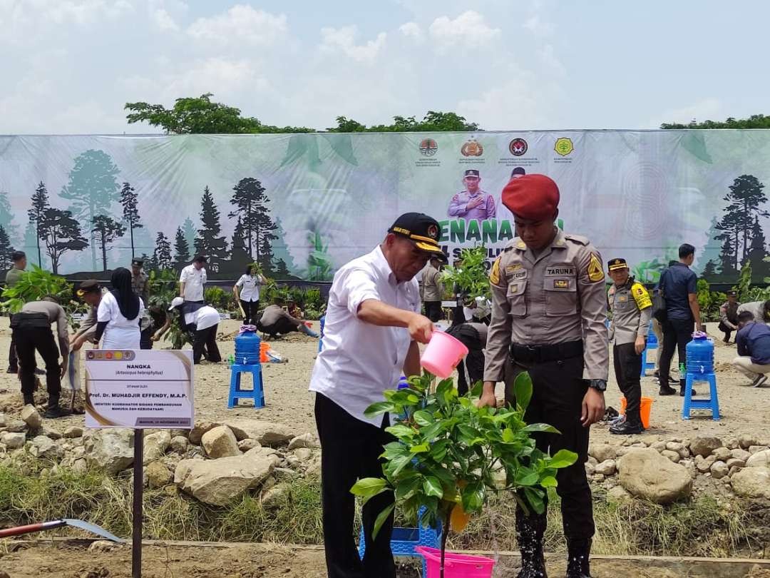 Menteri Koordinator Bidang Pembangunan Manusia dan Kebudayaan (Menko PMK) Muhadjir Effendy dan Kapolri Jenderal Pol Listyo Sigit Prabowo bersama melakukan aksi tanam pohon di GOR Pangeran Timoer, Caruban, Kabupaten Madiun, Rabu 15 November 2023.(Foto: istimewa)