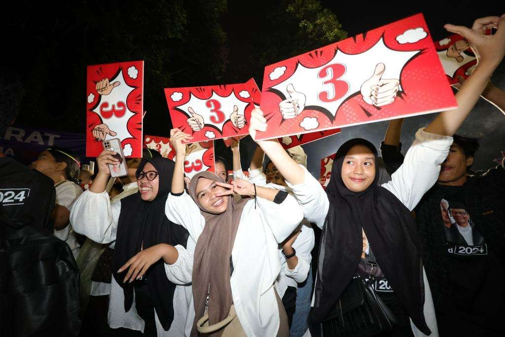 Para pendukung Ganjar Pranowo tetap militan meski sedang diguyur hujan deras. (Foto: Tim Media Ganjar Pranowo)