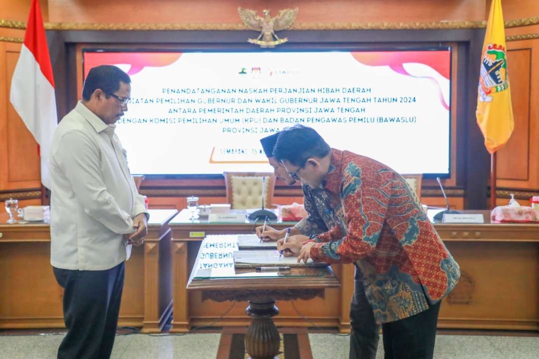 Naskah Perjanjian Hibah Daerah (NPHD) dengan ditandatangani oleh Pj Gubernur Jawa Tengah Nana Sudjana, serta Ketua KPUD Jateng Handi Tri Ujiono, dan Ketua Bawaslu Jateng Muhammad Amin, di Kantor Pemprov Jateng, pada Rabu 15 November 2023. (Foto: dok. Pemprov Jateng)