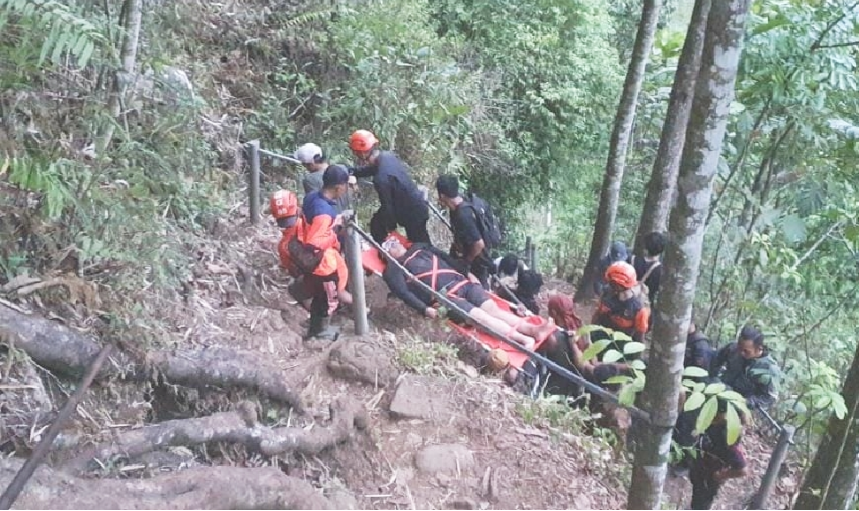 Proses evakuasi wisatawan yang cedera di Air Terjun Kapas Biru, Lumajang. (Foto: BPBD Lumajang)