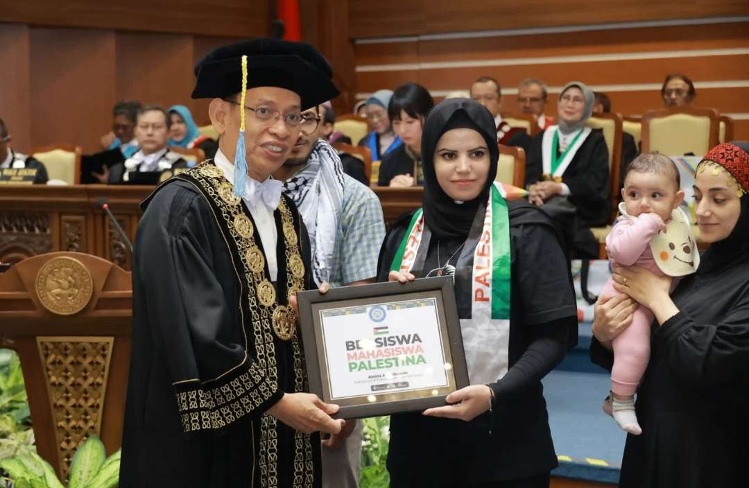 Mahasiswa Palestina saat menerima beasiswa untuk melanjutkan studi dari Rektor Unair Prof Nasih. (Foto: dok Unair)