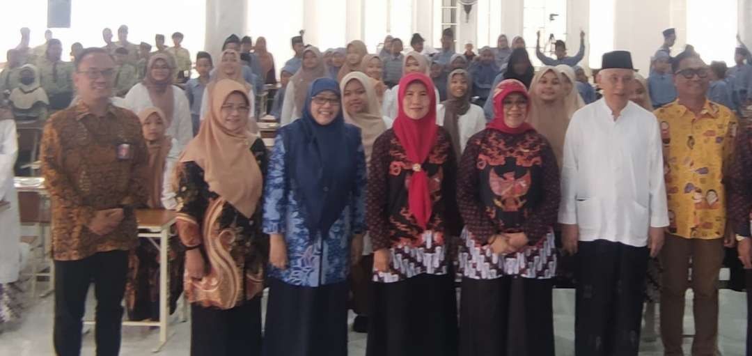 Kegiatan Salam Anak Indonesia “Aku Bangga Menjadi Anak Indonesia” dalam Pencegahan Radikalisme dan Terorisme, digelar di kompleks Pondok Pesantren Bahrul Maghfiroh, Kota Malang. (Foto:adi/ngopibareng.id)