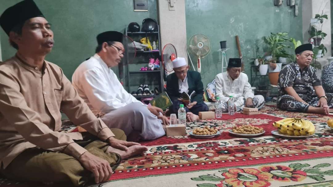 Tahlil 40 Hari Wafat  Cak Anam dihadiri puluhan sahabat, bahkan beberapa sahabat dari luar Surabaya juga hadir turut berdoa.(Foto:adi/ngopibareng.id)