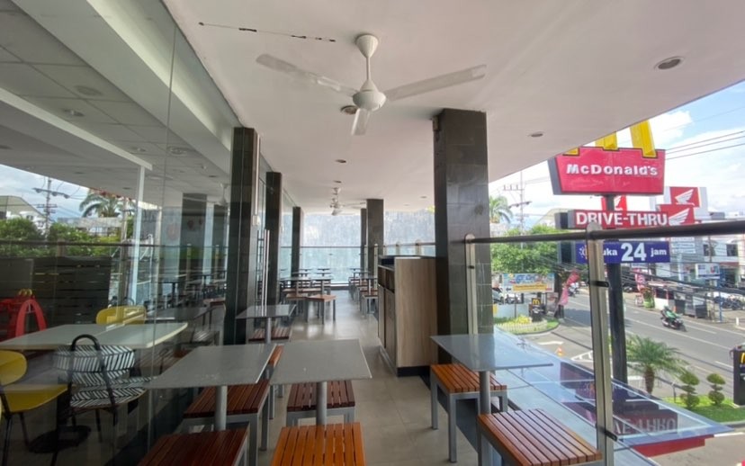 Lantai dua McDonald’s Watugong, Kota Malang terlihat sepi pengunjung. (Foto: Lalu Theo/Ngopibareng.id)