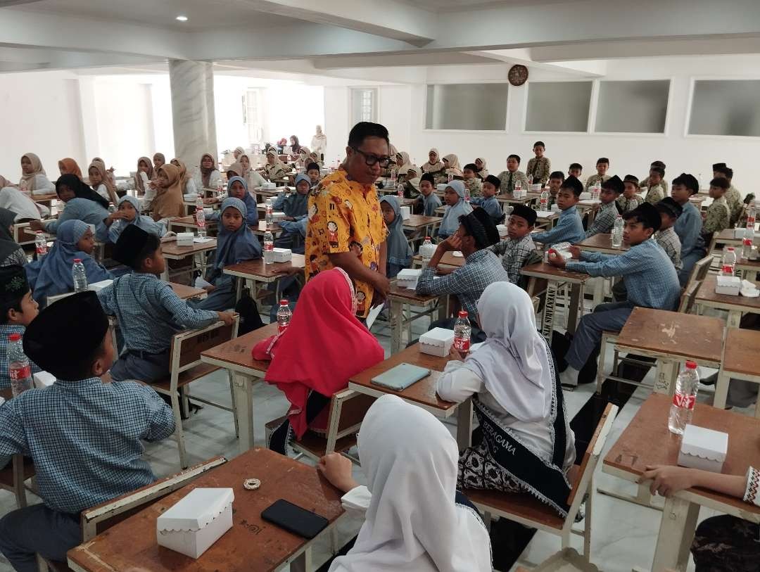 Hendra Bawole, pendongeng yang menjadi figur yang menghidupkan kegiatan Salam Anak Indonesia “Aku Bangga Menjadi Anak Indonesia” dalam Pencegahan Radikalisme dan Terorisme, digelar di kompleks Pondok Pesantren Bahrul Maghfiroh, Kota Malang. (Foto:adi/ngopibareng.id)