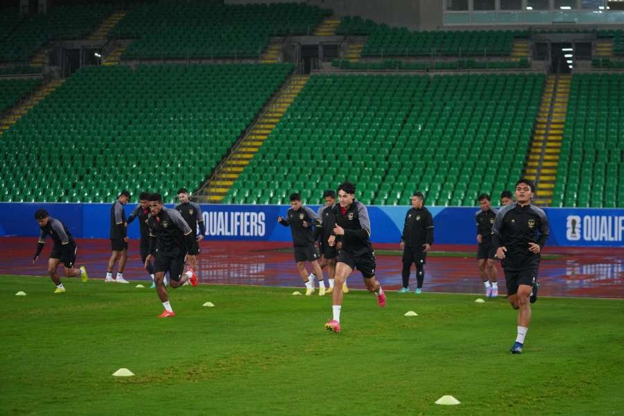 Para pemain Timnas Indonesia saat menjalani official training di Stadion Basra, Irak. (Foto: PSSI)