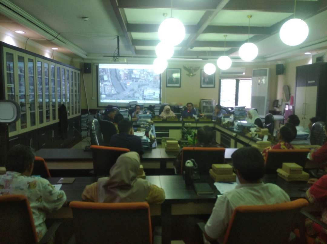 Suasana Rapat Komisi C DPRD Kota Surabaya terkait alih fungsi lahan SPBU menjadi ruang terbuka hijau. (Foto: Julianus Palermo/Ngopibareng.id)