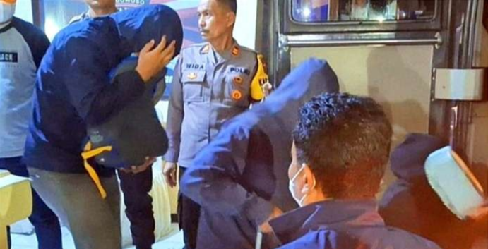 Empat orang terjaring OTT KPK di Bondowoso keluar dari Mapolres setempat mengenakan jaket dan masker wajah untuk dibawa ke KPK RI di Jakarta. (Foto: Guido/Ngopibareng.id)