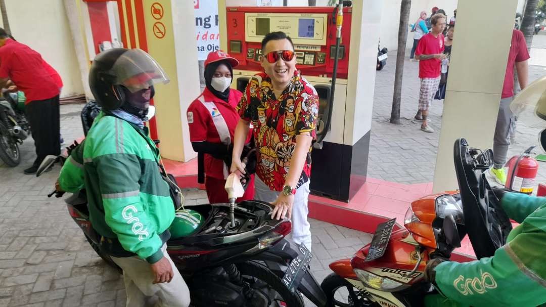 Pengusaha pangkalan Elpiji di Kediri Ronny Siswnato bagi-bagi BBM gratis ke ratusan ojol. (Foto: Fendi Lesmana/Ngopibareng.id)