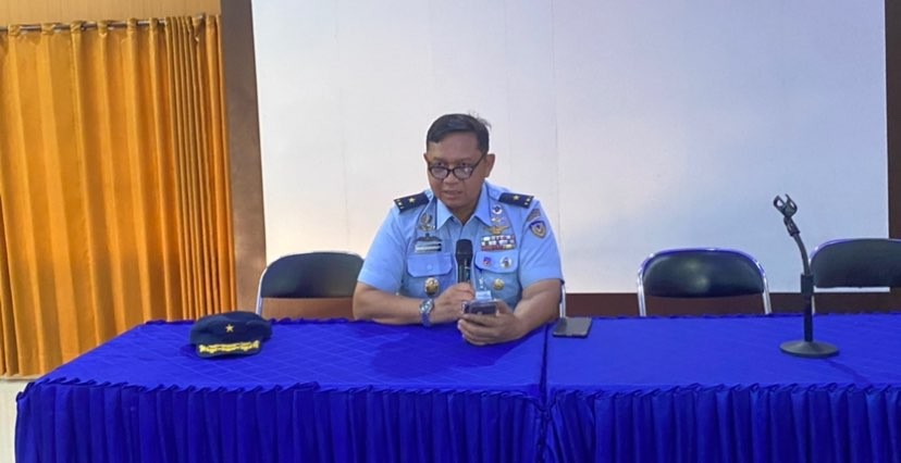 Kadispen AU Marsma Agung Sasongkojati menjelaskan penyebab tabrakan akibat cuaca buruk. Konferensi pers digelar di Gedung Cakrawala, Lanud Abdul Rachman Saleh, Kamis 16 November 2023. (Foto: Lalu Theo/Ngopibareng.id)