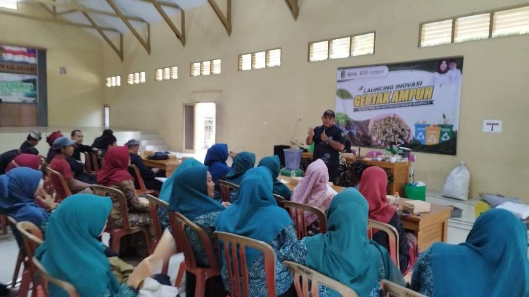 Puluhan ibu-ibu PKK, kepala desa dan lurah se-Kecamatan Glagah, Banyuwangi, mengikuti pelatihan pengolahan sampah rumah tangga. (Foto: Muh. Hujaini/Ngopibareng.id)