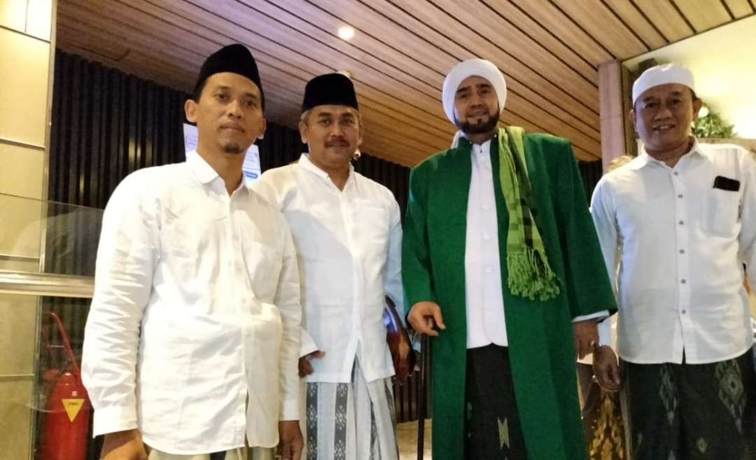 Habib Syech bin Abdul Qodir Assegaf bersama Gus Mughits, DR Moh Koderi, PWNU Jawa Timur. (Foto: dok/ngopibarfeng.id)