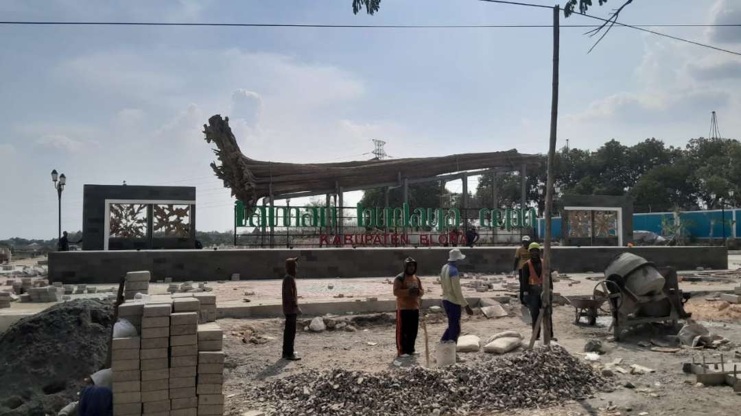 Para pekerja masih tampak sibuk di lokasi pembangunan Taman Budaya Cepu. (Foto: Ahmad Sampurno/Ngopibareng.id)