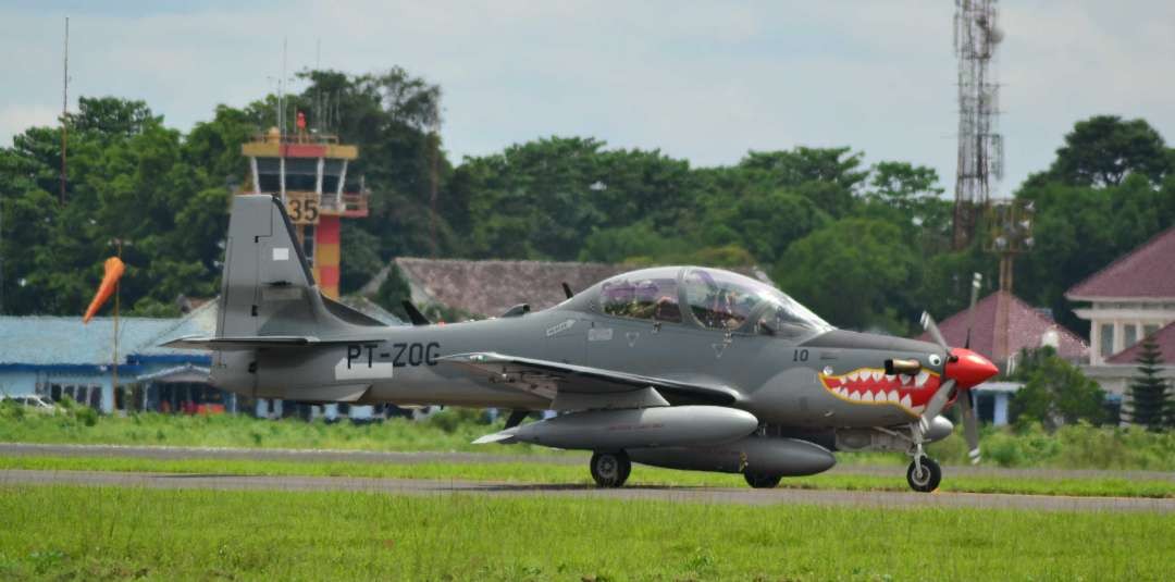 Pesawat Super Tucano saat tiba di Bandara Abdulrachman Saleh Malang Senin 29 Februari 2016. (Foto: Dyah Ayu Pitaloka/Ngopibareng.id)