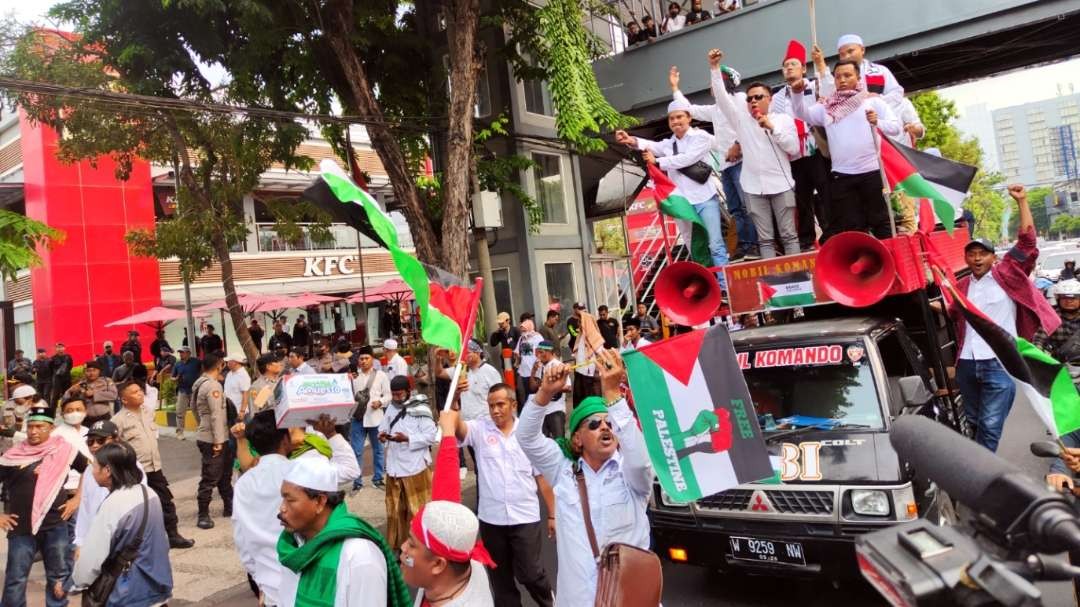 Peserta Aksi Bela Palestina geruduk gerai KFC di Jalan Basuki Rahmat, Surabaya, Jumat 17 November 2023. (Foto: Fariz Yarbo/Ngopibareng.id)