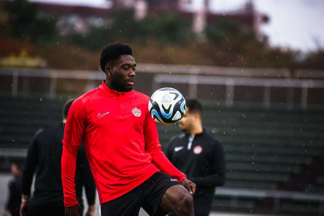 Alphonso Davies akan memainkan peran penting di jendela transfer musim panas 2024. (Foto: X/@AlphonsoDavies)