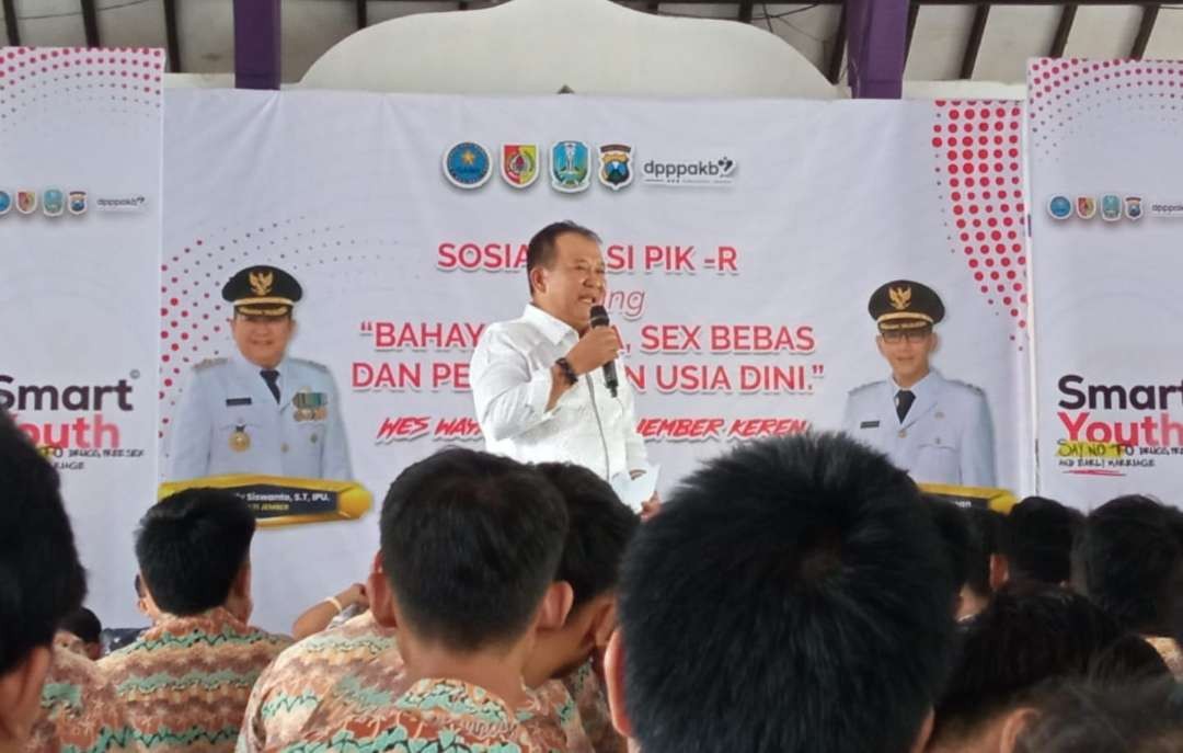 Bupati Jember Hendy Siswanto saat mengajak siswa SMA Negeri Arjasa turut memerangi peredaran narkoba dan obat-obatan terlarang. (Foto: Rusdi/Ngopibareng.id)