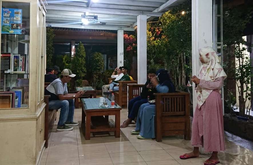 Saksi anak dan keluarga korban saat di Mapolres Lamongan (Foto :Imron Rosidi/ngopibareng.id)