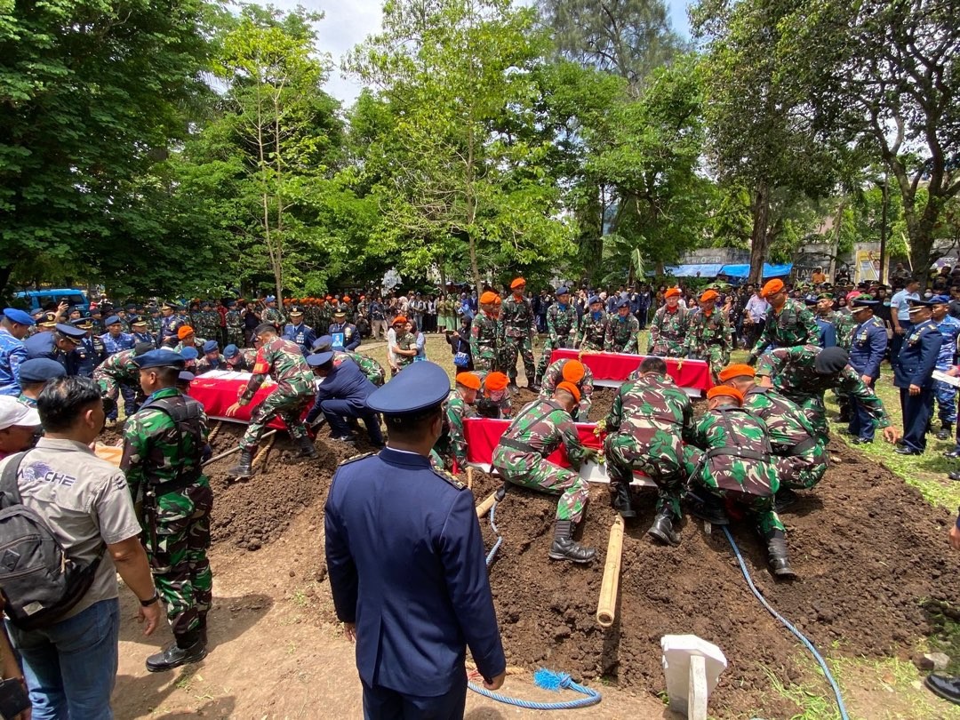 Prosesi pemakaman awak pesawat tempur Super Tucano di TMP Suropati, Kota Malang, Jawa Timur. (Foto: Lalu Theo/Ngopibareng.id)