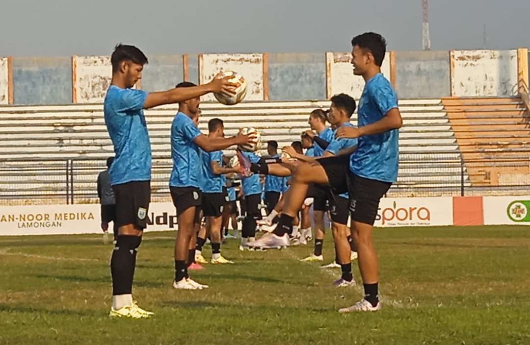 Pemain Persela mempersiapkan diri untuk menjamu Persekat Tegal, besok. Malam(Foto : Imron Rosidi/ngopibarengi.d)