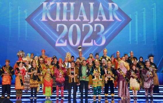 Penerima penghargaan dan Anugerah Kihajar 2023 berfoto bersama (Foto: BHKM)