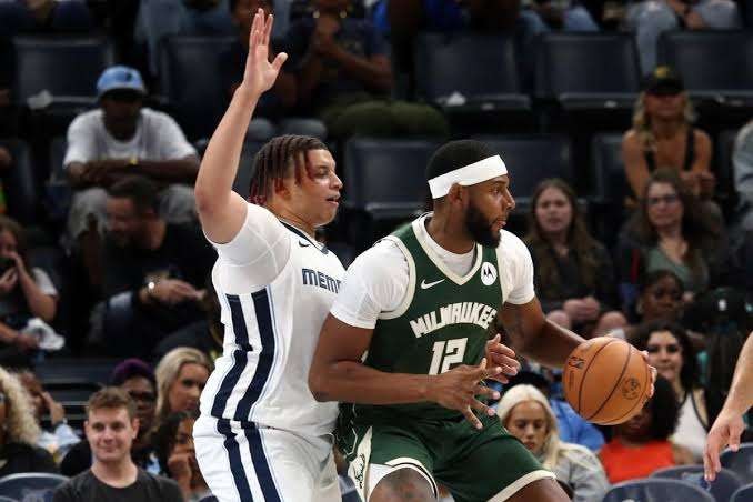 Pemain Timnas Basket Indonesia dan Milwaukee Bucks, Marques Bolden, dihadang oleh pemain Memphis Grizzlies, Kenneth Lofton Jr. (Foto: Yahoo Sports)