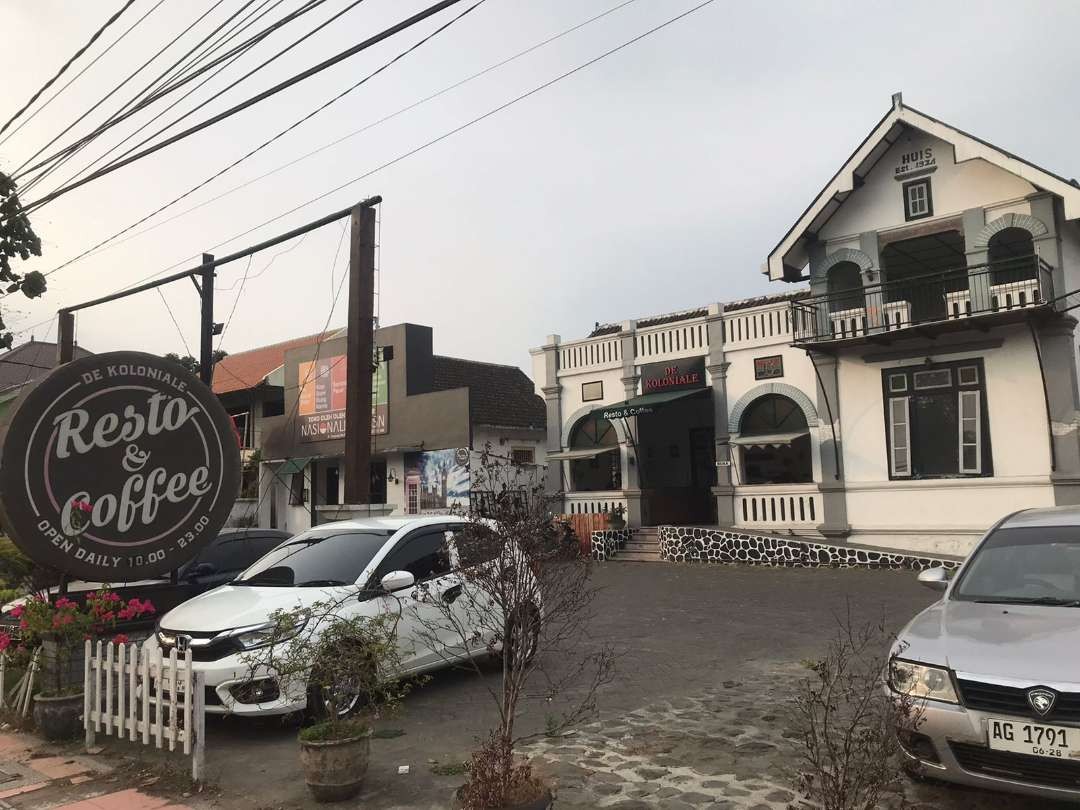 Lokasi wisata De Koloniale, dilengkapi pusat oleh-oleh serta cafe and resto. (Foto: Choirul Anam/Ngopibareng.id)