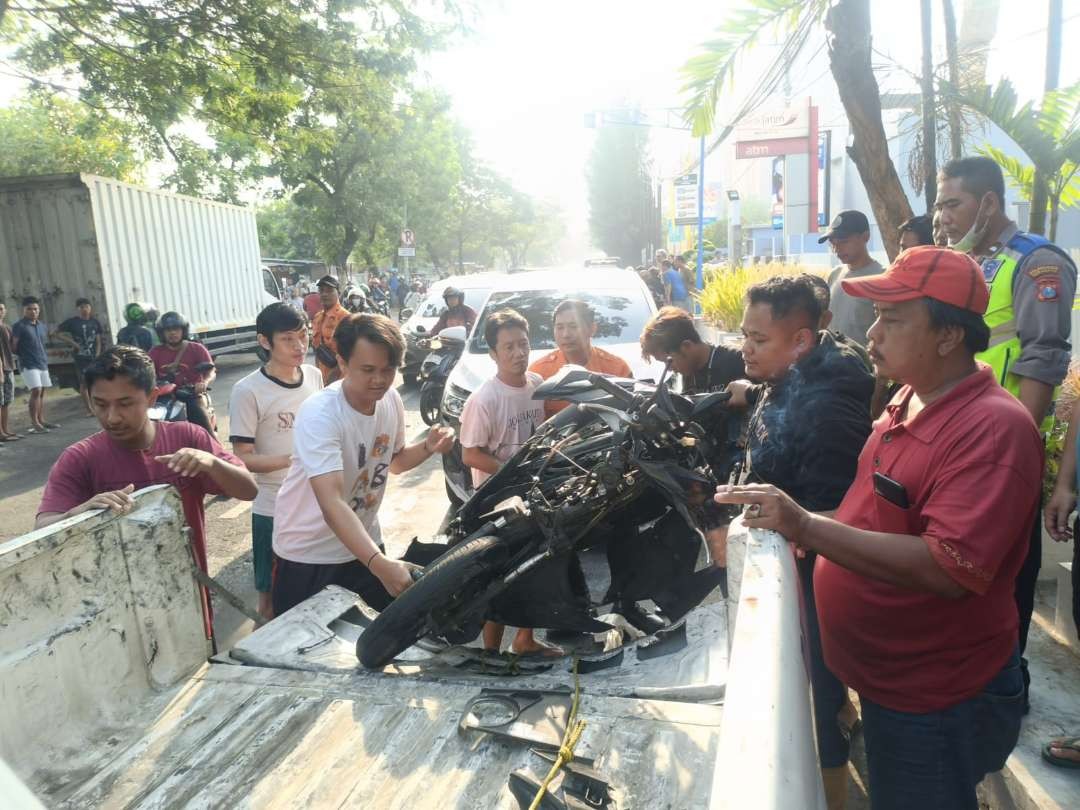 Motor korban yang ringsek terkena kecelakaan beruntun tadi pagi, Sabtu 18 November 2023. (Foto: Julianus Palermo/Ngopibareng.id)