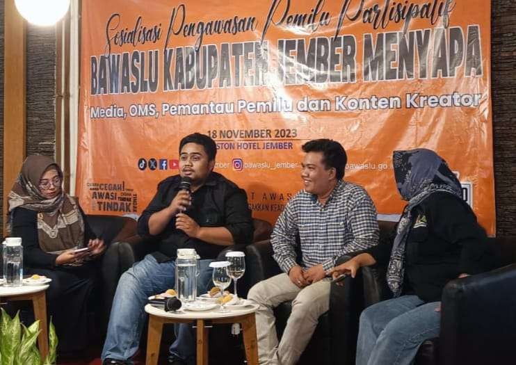 Ketua Bawaslu Jember, Sanda Aditya Pradana (memegang mic) saat memaparkan informasi pemilu 2024 (Foto: Rusdi/Ngopibareng.id)