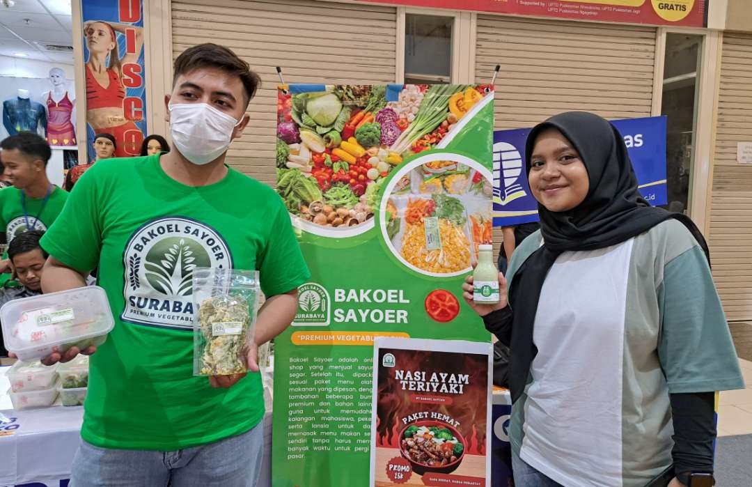 Dimas Aditya, mahasiswa UT saat memamerkan karyanya dalam acara gelar karya di Royal Plaza. (Foto: Pita Sari/Ngopibareng.id)