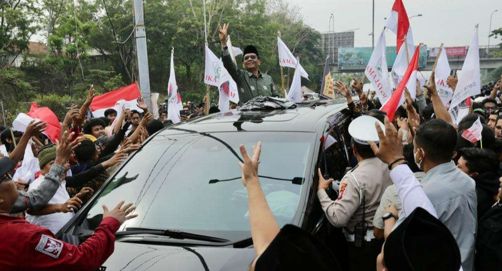 Menteri Koordinator bidang Politik, Hukum, dan Keamanan (Menko Polhukam) sekaligus Cawapres Mahfud MD pulang ke kampung halamannya di Pulau Madura, Jawa Timur, Sabtu, 18 November 2023. (Foto: Istimewa)