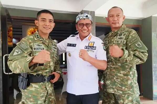 Pejabat lama Letkol Inf Rinto Wijaya (kiri) dan Danyonif R 514 Kostrad yang baru Mayor INF Ibrahim Soulisa bersama PJ.Bupati Bondowoso Bambang Soekwanto.(Foto: Guido Saphan/Ngopibareng.id)