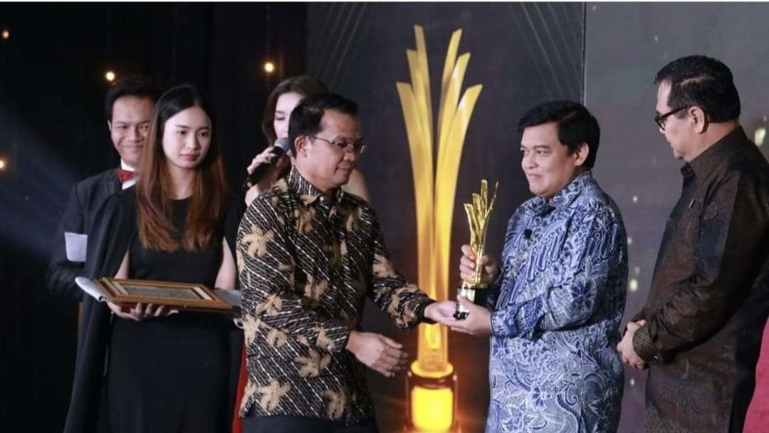 Kepala Badan Pembinaan Hukum Nasional Kementerian Hukum dan HAM (BPHN Kemenkumham) RI, Prof  Widodo Ekatjahjana, SH M Hum, menunjukkan penghargaan Gatra Awards 2023. (Foto: Dok Kemenkumham)