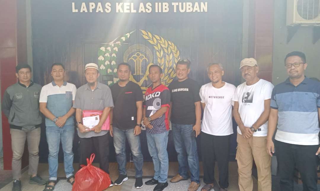 Narapidana Teroris (Napiter) Agus Suparnoto pakai peci putih dan baju abu-abu saat keluar dari pintu lapas Kelas IIB Tuban (Foto: Khoirul Huda/Ngopibareng.id)