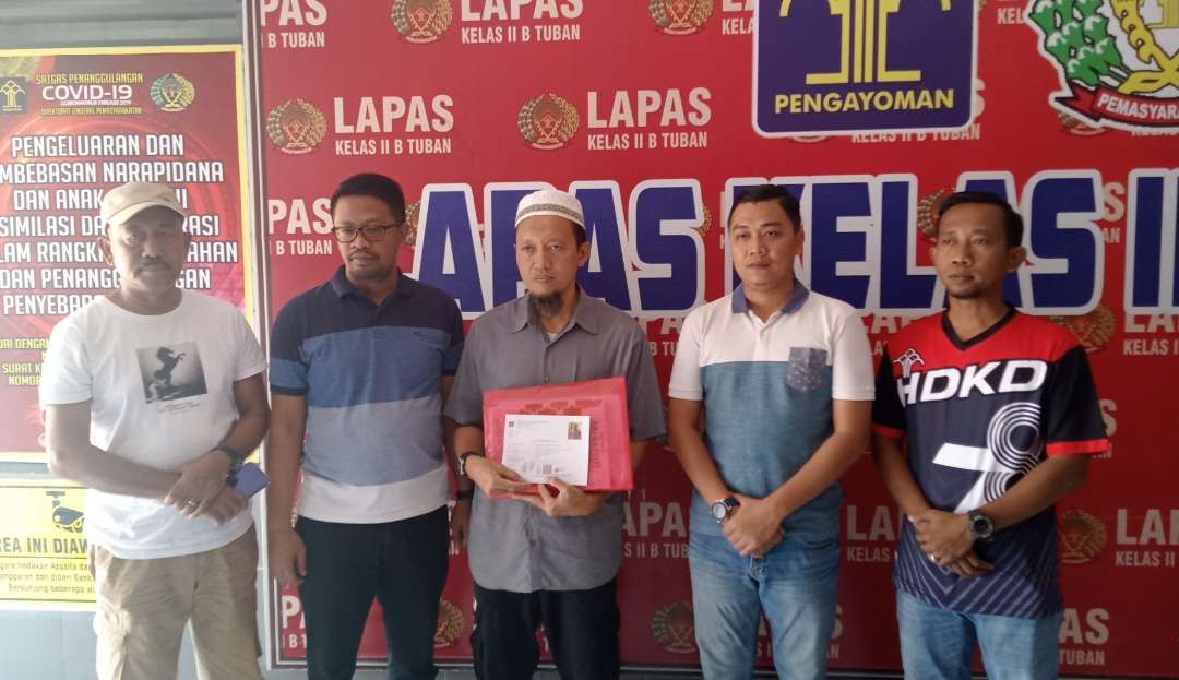 Narapidana Teroris (Napiter), Agus Suparnoto pakai peci putih bebas dari Lapas Kelas II B Tuban (Foto: Khoirul Huda/Ngopibareng.id)