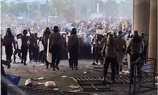 Kerusuhan antara suporter Gresik United vs Polisi di Stadion Gelora Joko Samudro, Gresik, Minggu, 19 November 2023. (Foto: Tangkapan Layar)