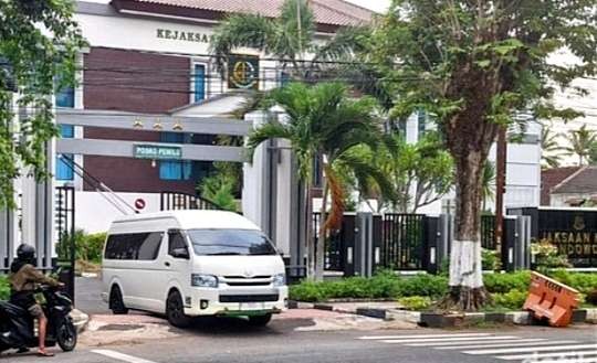 Mobil Toyota Hi-Ace mengangkut tim KPK masuk keluar gedung Kejari Bondowoso untuk melakukan penggeledahan, Minggu 19 November 2023. (Foto: Guido/Ngopibareng.id)