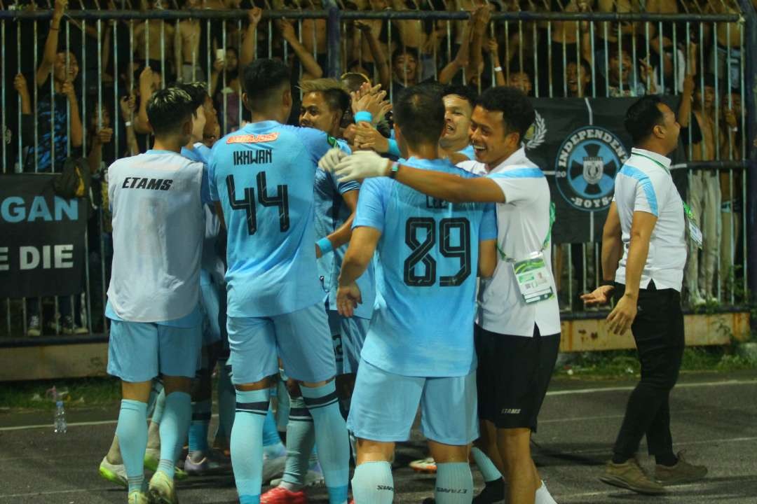 Persela Lamongan merayakan kemenangan setelah membobol gawang Persekat Tegal di Stadion Surajaya Lamongan. (Foto: Imron Rosidi/Ngopibareng.id)